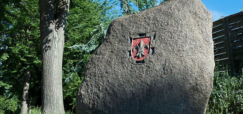 Gemeinde Gross Grönau Großer Feldstein mit Gemeindwappen Gemeinde Gross Grönau Großer Feldstein mit Gemeindwappen